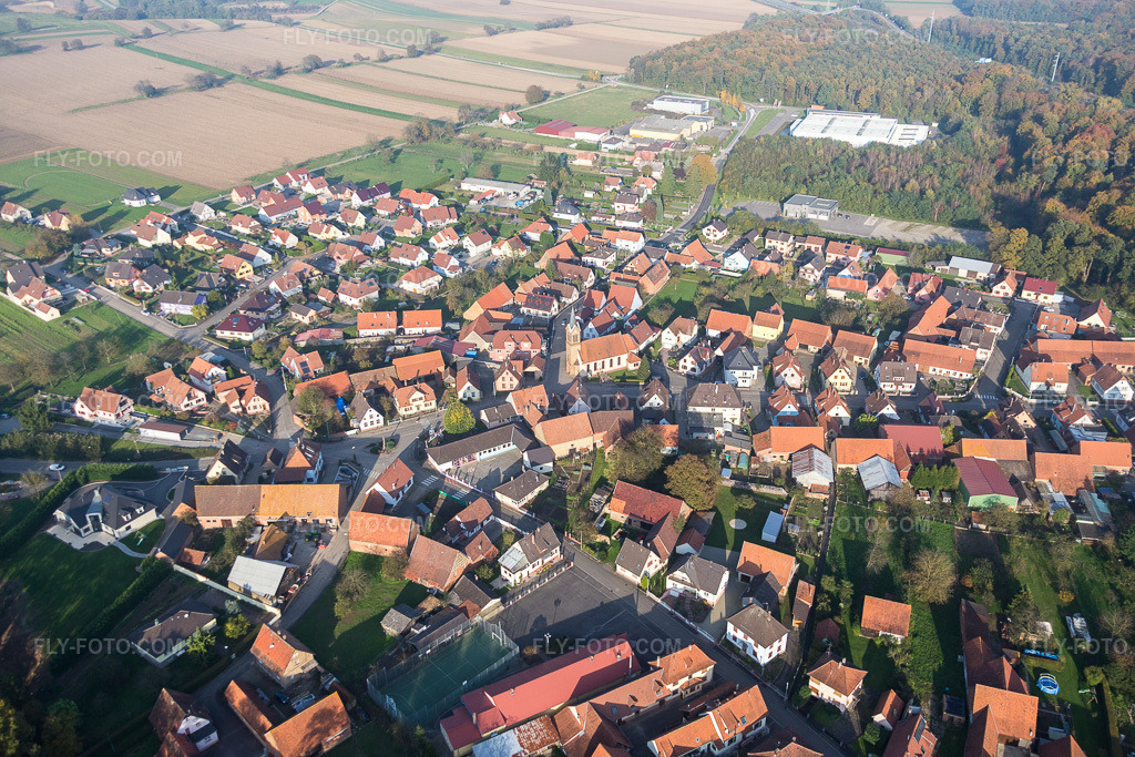 Aerial view: Village view in Schaffhouse-près-Seltz in the state Bas-Rhin, France. – Photo: IMG_075702.jpg taken on 11/01/2014 by Werner Riehm/FLY-FOTO.com – Resolution of the original: 5472 x 3648 px