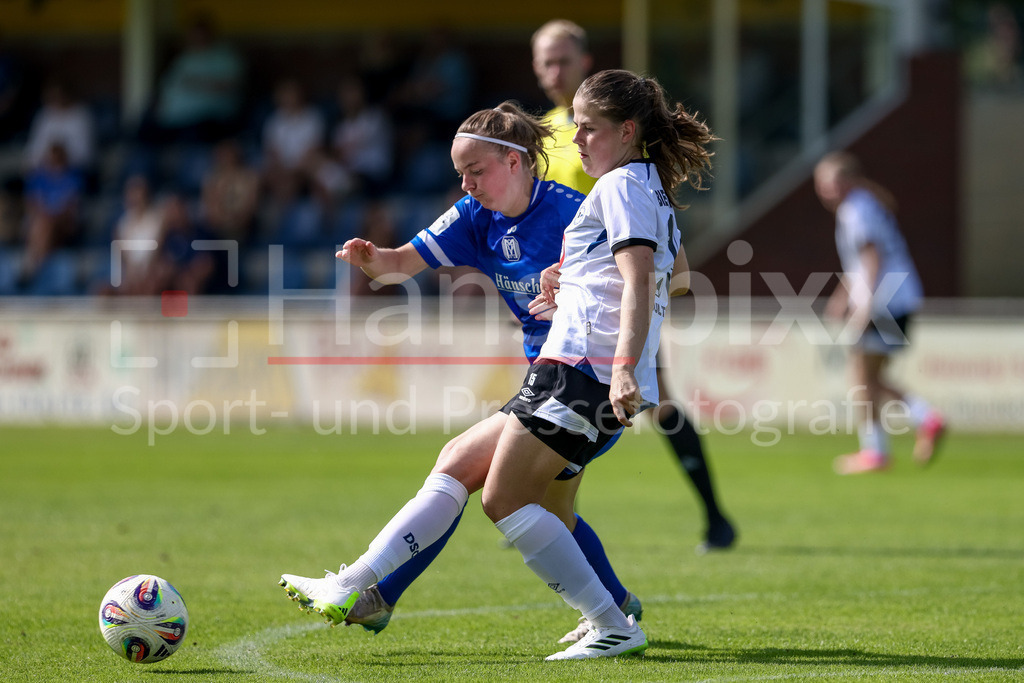 Fussball, Testspiel Frauen, SV Meppen - DSC Arminia Bielefeld | v.li.: Bente Bode (SV Meppen, 14) und Lea Bultmann (DSC Arminia Bielefeld, 15) im Zweikampf, Duell, Dynamik, Aktion, Action, Spielszene