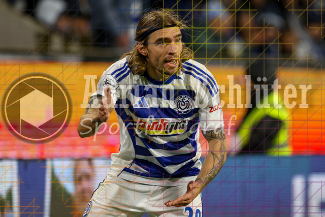 MSV Duisburg vs Rot-Weiss Essen - 3. Liga | Duisburg, Deutschland, 26.10.25:   Joshua Bitter (MSV Duisburg) gestikuliert, Gestik waehrend des Spiels der 3. Liga MSV Duisburg vs Rot-Weiss Essen in der schauinsland-reisen-arena(Foto von Brauer-Fotoagentur / Adrian Schlueter)