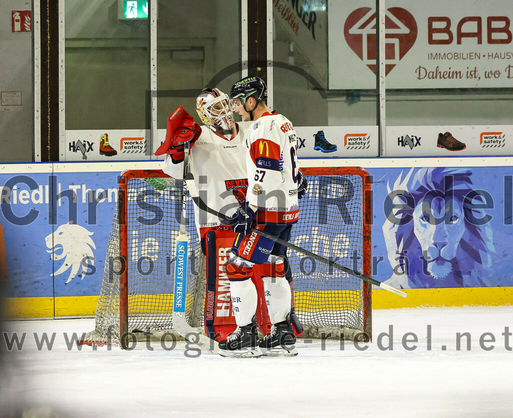 2023-01-13_051_TSV_Erding_gegen_VfE_Ulm-Neu-Ulm | Erding, Deutschland, 13.01.2023:
Eishockey, Bayernliga 2022 / 2023, 27. Spieltag, TSV Erding gegen VfE Ulm/Neu-Ulm, Endergebnis: 6:1

Torwart David Heckenberger (VfE Ulm/Neu-Ulm e. V., #3), Simon Klinger (VfE Ulm/Neu-Ulm e. V., #67)

Foto: Christian Riedel / fotografie-riedel.net