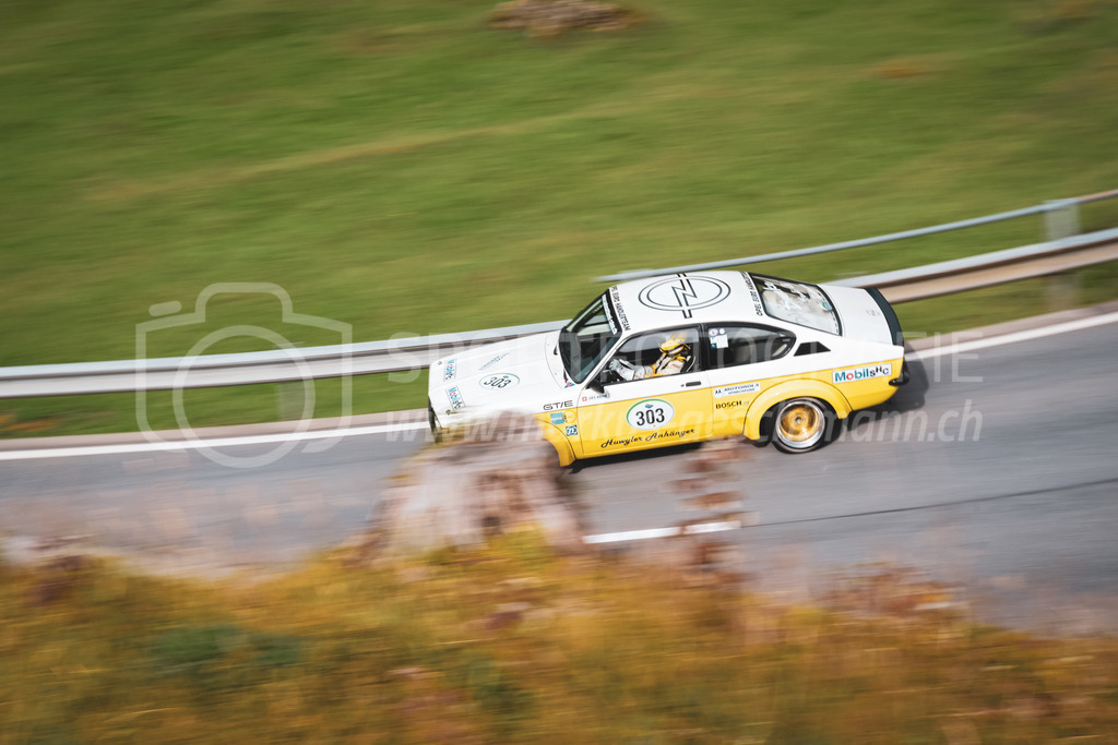 21. Arosa ClassicCar 2025 - 7. =September= 2025 | Urs Rahm aus Obfelden (SUI) in einem Opel Kadett C Coupe GT/E aus dem Jahre 1978 mit Startnummer 303 am Arosa ClassicCar 2025 in der Kategorie Sport Trophy..@arosaclassiccar, @arosa.official, #arosaclassiccar, #arosa, #76curves, #classiccarBild: Sportfotografie Markus Aeschimann | www.markus-aeschimann.ch - Realisiert mit Pictrs.com