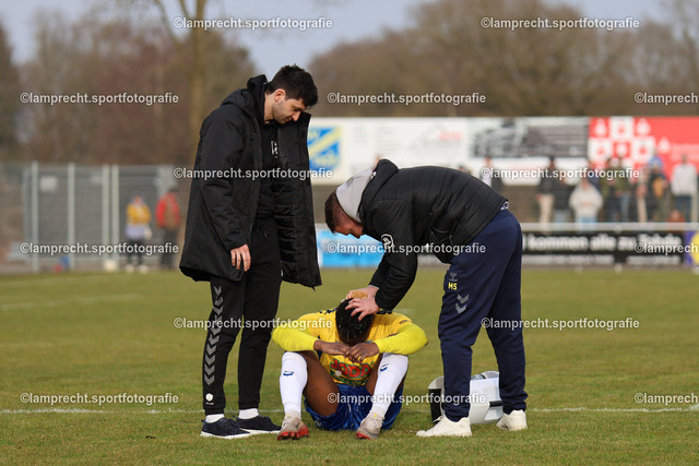 Fußball I Herren I Saison 2025-2026 I Flens-Oberliga I 21. Spieltag I SV Todesfelde - Holstein Kiel II 165 | Perry Dodoo (7, SV Todesfelde) wird von Marc Springmann (Physiotherapeut, SV Todesfelde) behandelt. - Realisiert mit Pictrs.com