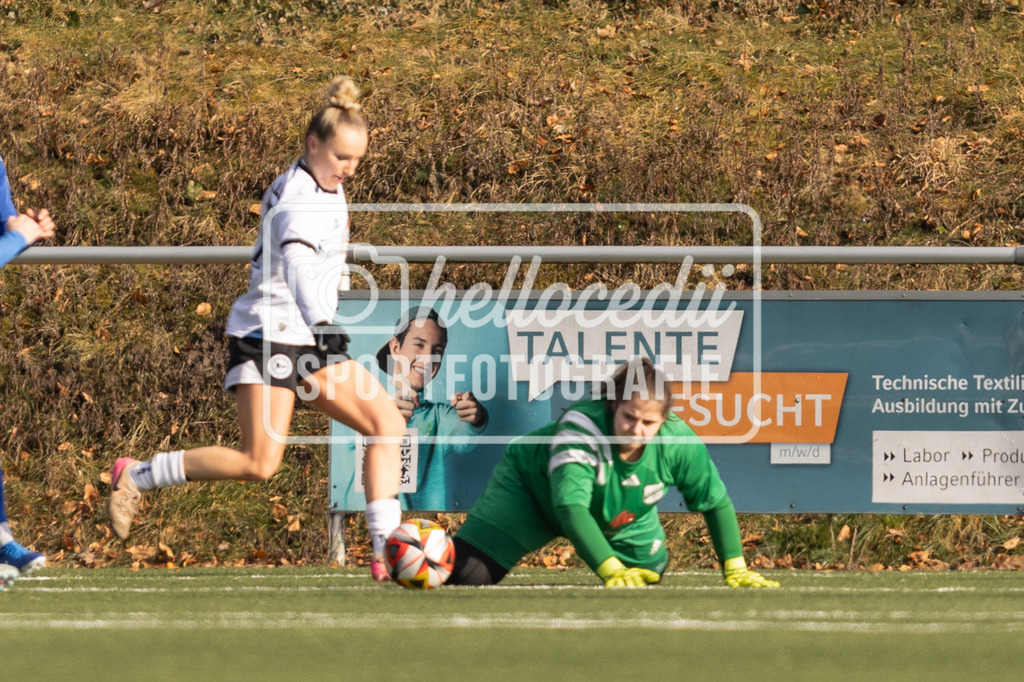 Fußball I Frauen I Saison 2025-2026 I Testspiel I BW Hollage - DSC Arminia Bielefeld I 15.02.2026-054 | Jocelyn Hampel (27, DSC Arminia Bielefeld) Nadine Poll (21, BW Hollage) - Realisiert mit Pictrs.com