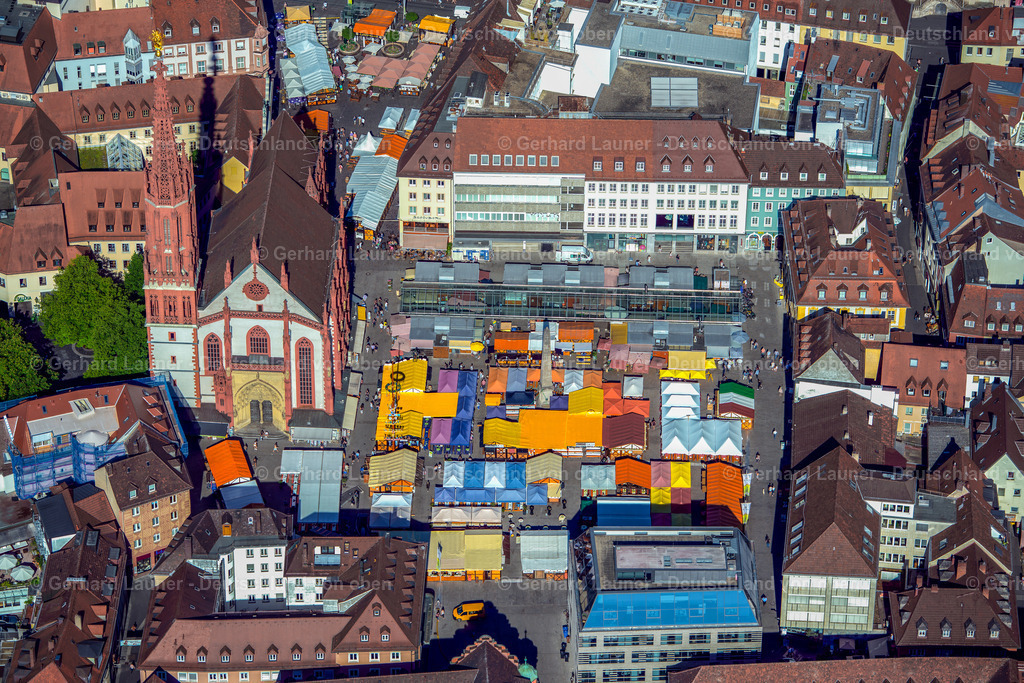 3701372 | Weindorf mit seinen bunten Ständen auf dem Oberen - und Unterem Markt