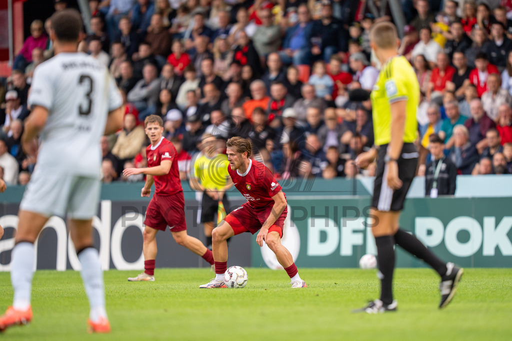SG Sonnenhof Großaspach vs. Arminia Bielefeld, Fussball, DFB-Pokal, 1. Runde, 22.08.2026 | Tim Rossmann (SG Sonnenhof Großaspach, #11),SG Sonnenhof Großaspach vs. Arminia Bielefeld, Fussball, DFB-Pokal, 1. Runde, 22.08.2026,DFB regulations prohibit any use of photographs as image sequences and/or quasi-video