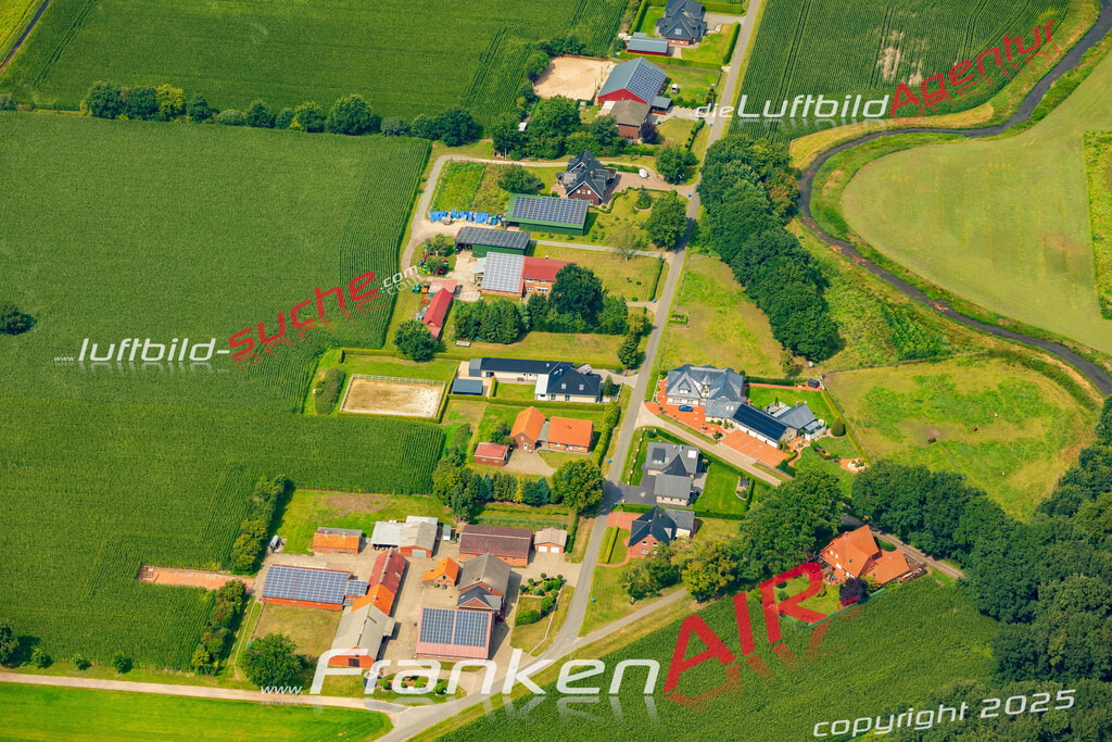 Neuvrees Friesoythe Bild- Das Luftbild wurde 2025 vom UL-Flugzeug heraus erstellt ( keine Drohne bzw. Drohnenaufnahme ) - Hochauflösende Luftaufnahme -Nicht vergleichbar mit Google Maps oder Satelittenbilder- Die Geschenkidee !Mit Lizenz und Bildrechte bestellbar - CC