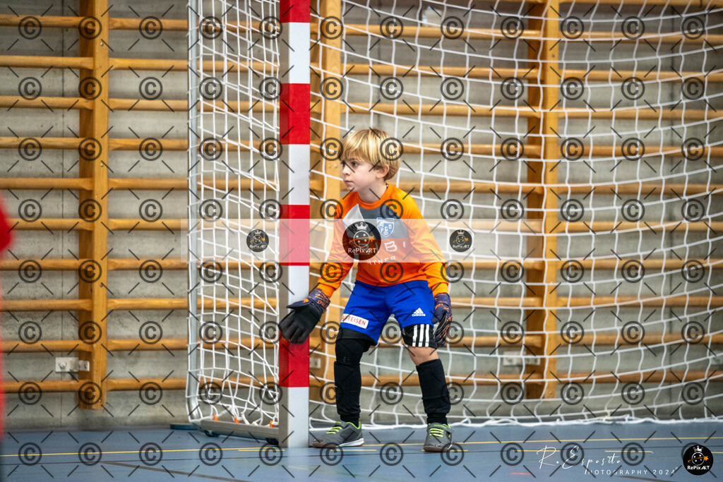 20241124_FCR-Hallenturnier-G_1_087 | Sport und Naturfotografie von Roberto Esposito zeigt echte Momente Bewegung und die Schönheit der Natur. Ausdrucksstarke Bilder schaffen Emotionen.