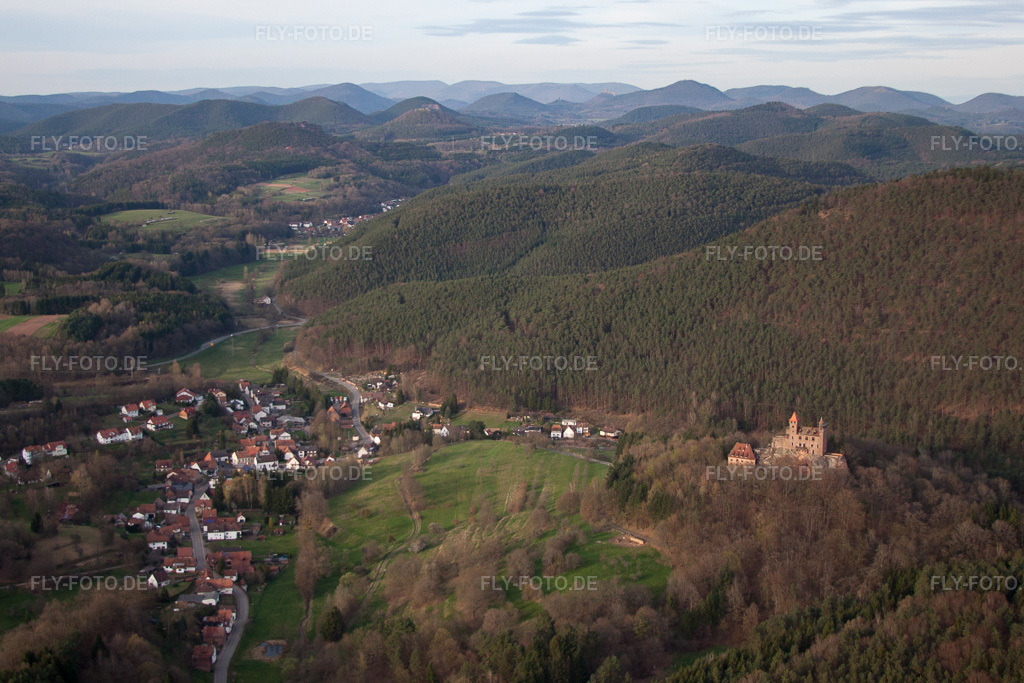 Luftbild: Ortsansicht der Straßen und Häuser der Wohngebiete in Erlenbach bei Dahn im Bundesland Rheinland-Pfalz in Deutschland. Foto: IMG_56554.jpg vom 17.04.2013 durch Werner Riehm/FLY-FOTO.de