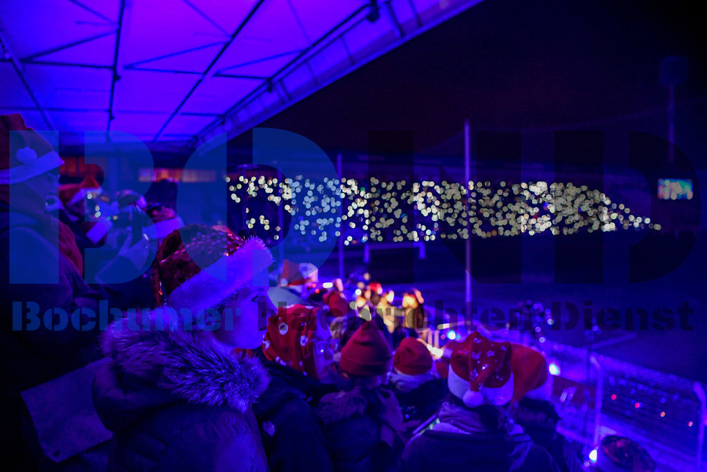 Weihnachtssingen im Stadion | {headline}



(Foto: Christian Schnaubelt / BOND)

 - Realisiert mit Pictrs.com