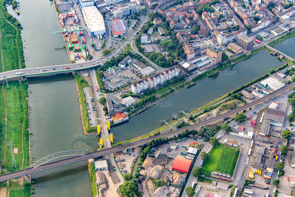 Luftbild: Am Verbindungskanal Studentenwohnheim im Jungbusch im Ortsteil Innenstadt in Mannheim im Bundesland Baden-Württemberg in Deutschland. Foto: IMG_142778.jpg vom 19.07.2024 durch Werner Riehm/FLY-FOTO.deWWW.STW-MA.DE