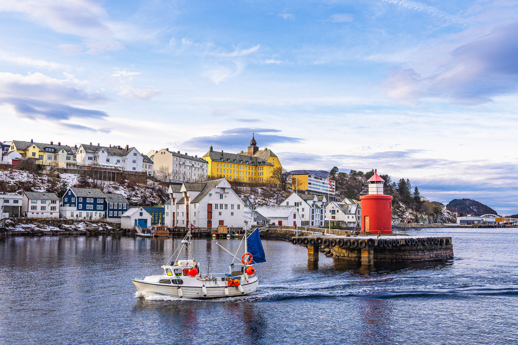 Blick auf die Stadt Ålesund mit Molenturm und Fischerboot in Norwegen | Blick auf die Stadt Ålesund mit Molenturm und Fischerboot in Norwegen.