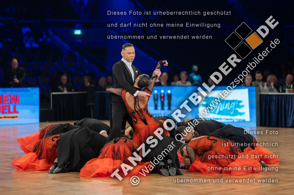 20251206-02389 | Hier finden Sie Tanz Bilder vom Latein und Standard Formationen tanzen. Sportbilder vom Tanzsport. Schöne Fotos und von Weltmeisterschaft, Europameisterschaft, Bundesliga, Regionalliga, Oberliga und Landesliga sowie von GOC Stuttgart, DanceComp, WM Bremen