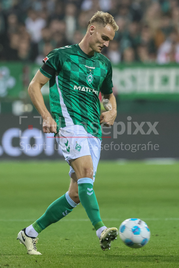 Fussball, Bundesliga, SV Werder Bremen - Bayer 04 Leverkusen | v.li.: Amos Pieper (SV Werder Bremen, 5) am Ball, Freisteller, Einzelbild, Ganzkörper, Aktion, Action, Spielszene, DIE DFL-RICHTLINIEN UNTERSAGEN JEGLICHE NUTZUNG VON FOTOS ALS SEQUENZBILDER UND/ODER VIDEOÄHNLICHE FOTOSTRECKEN. DFL REGULATIONS PROHIBIT ANY USE OF PHOTOGRAPHS AS IMAGE SEQUENCES AND/OR QUASI-VIDEO.