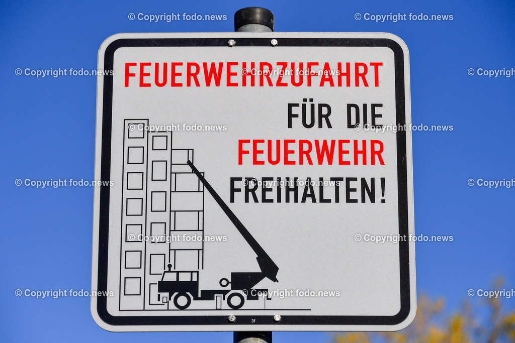 Linz_ 30.10.2025-1 | 30.10.2025, LINZ, AUT, Linz, im Bild Themenbild, Feuerwehrzufahrt, Hinweisschild, Feuerwehr, Zufahrt freihalten, Feuerwehrfahrzeug, Einsatzfahrzeug, Hochhaus, Drehleiter, Warnschild, Notfallzufahrt, Brandschutz, Rettungseinsatz, Verkehrsschild, Einsatzfahrzeuge, Feuerwehrzufahrtsschild, Feature, Symbobild