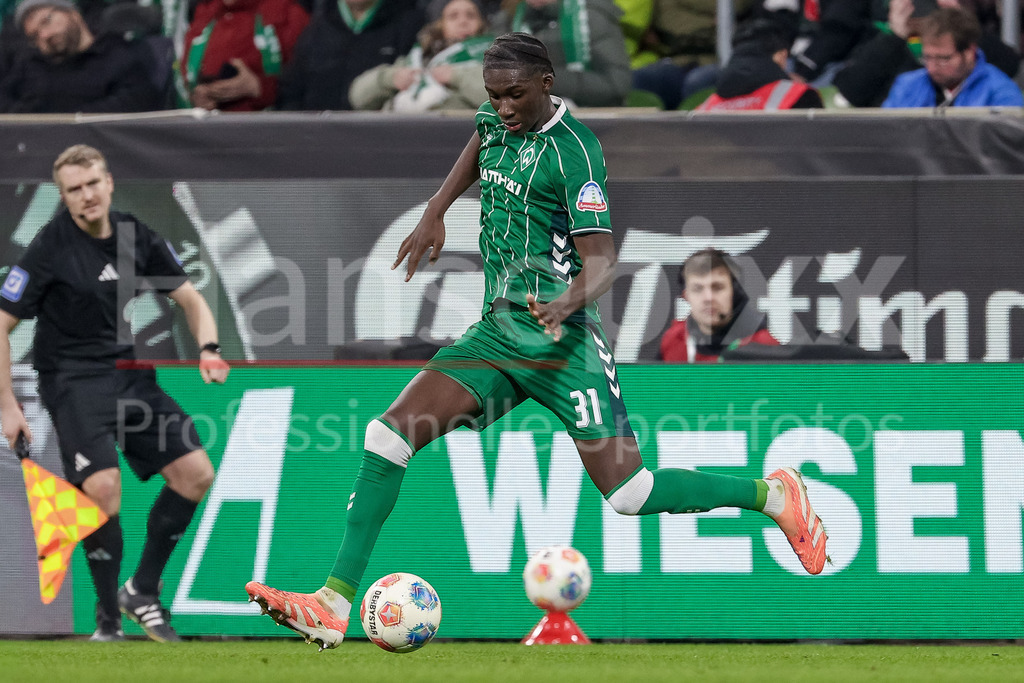 Fussball, Bundesliga, SV Werder Bremen - 1. FC Köln | Karim Coulibaly (SV Werder Bremen, 31) am Ball, Einzelbild, Ganzkörper, Aktion, Action, Spielszene, DIE DFL-RICHTLINIEN UNTERSAGEN JEGLICHE NUTZUNG VON FOTOS ALS SEQUENZBILDER UND/ODER VIDEOÄHNLICHE FOTOSTRECKEN. DFL REGULATIONS PROHIBIT ANY USE OF PHOTOGRAPHS AS IMAGE SEQUENCES AND/OR QUASI-VIDEO.