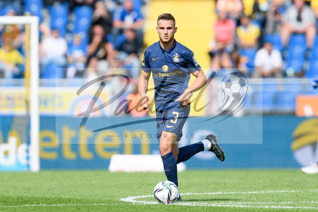 EBSTSV20210828_131 | Fussball, Herren: Niklas Lang (TSV 1860 Muenchen) in Aktion, am Ball, Einzelaktion beim Spiel der 3. Liga zwischen Eintracht Braunschweig und TSV 1860 Muenchen im Eintracht-Stadion am 28.08.2021 in Braunschweig, Deutschland.DFB / DFL REGULATIONS PROHIBIT ANY USE OF PHOTOGRAPHS AS IMAGE SEQUENCES AND/OR QUASI-VIDEO. - Realisiert mit Pictrs.com