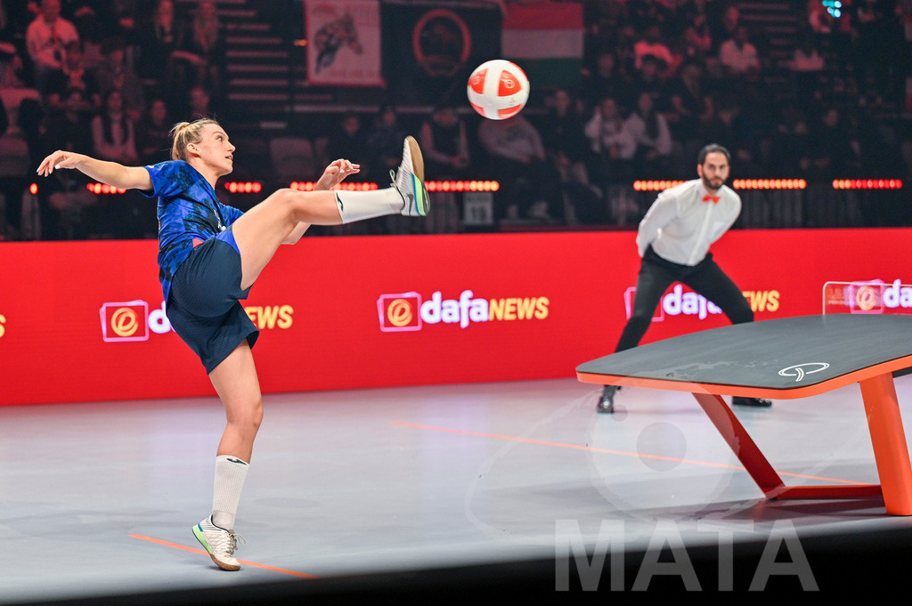 _DWI5682 | Carolyn Greco (USA) beim Frauen- Single Ungarn vs. USA bei der Teqball Weltmeisterschaft 2022 in der Kia Metropole Arena. Nürnberg, 27.11.2022 - Realisiert mit Pictrs.com