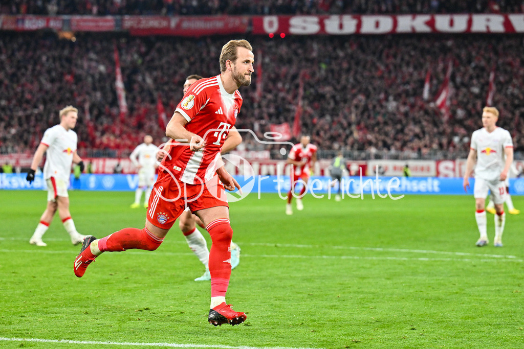 FC Bayern München - RB Leipzig | MUNICH, GERMANY - 11. FEBRUARY: Jubel der Bayern nach dem Treffer zum 1-0 durch Harry KANE (FC Bayern Munich 9) / Tor / Torschuetze / Freude / Happy während dem Spiel zwischen dem FC Bayern München und RB Leipzig beim Viertelfinale des DFB-Pokales in der Allianz Arena