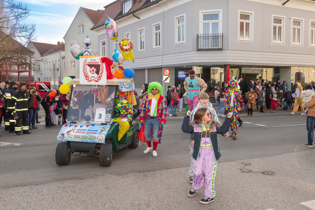 Umzug2025-139_9787 | Fotostrecke: FASCHINGSUMZUG 2025 in Loosdorf. 22 Masken(gruppen)-Teilnehmer: Loosdorfer Vereine, Wirtschaftstreibende, Gemeindeabordnungen sowie Kreditinstitute. rund 700 Besucher entlang der Hauptstrasse. Veranstaltungs-Sicherung durch Mannschaft der FF-Loosdorf mit schwerem Gerät. Maskenprämierung am EKZ-Platz durch Bgm. Thomas Vasku in den Kategorien: Bester Festwagen (Fa. gkonzept-Groissenberger; Beste Personengruppe-ASK-Loosdorf; Beste Einzelperson; Weiteste Anreise-FF Schollach;