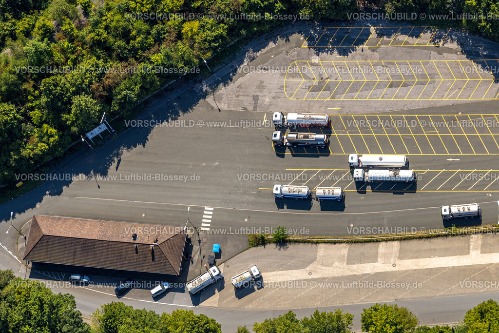 Gelsenkirchen240807198GE-Nord | Luftbild, LKW Tanklaster auf dem BP Parkplatz Gelsenbergstraße, Horst, Gelsenkirchen, Ruhrgebiet, Nordrhein-Westfalen, Deutschland
