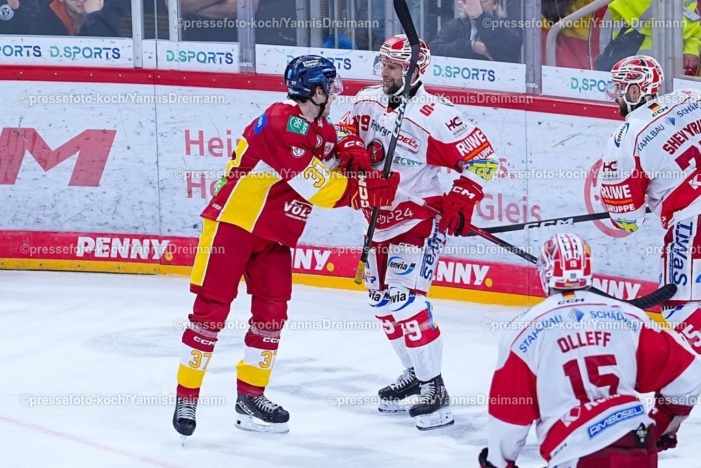 xYDR12102501108 | 12.10.2025, xydrx, Eishockey, DEL2, Düsseldorfer EG - Eispiraten Crimmitschau, PSD Bank Dome Düsseldorf: Lenny Boos (Düsseldorfer EG #37) und Mario Scalzo (Eispiraten Crimmitschau #79) geraten an einander