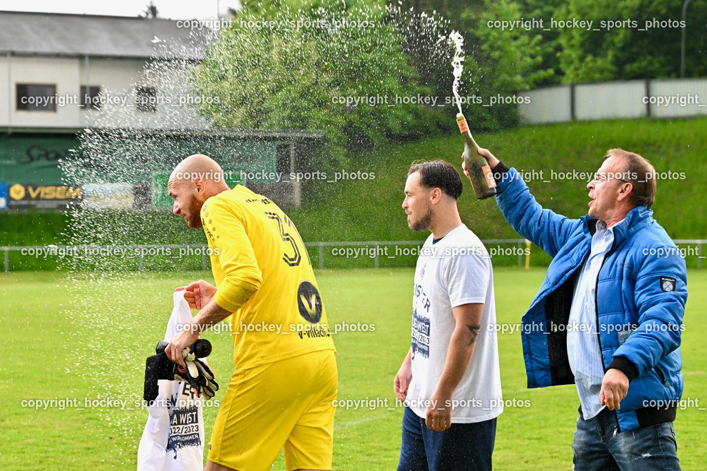 ATUS Velden Meisterfeier 2023 20.5.2023 | #31 Alexander Kofler, Sekt Dusche