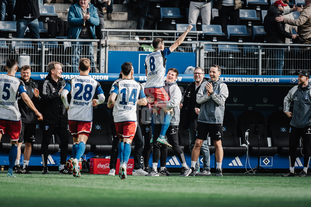 Fußball | Männer | Saison 2023/2024 | 2. Fußball-Bundesliga | 26. Spieltag | Hamburger SV vs. SV Wehen Wiesbaden | 17.03.2024 | Torschütze Laszlo Benes (#8, HSV) springt Co-Trainer Merlin Polzin (HSV) nach seinem Tor in die Arme