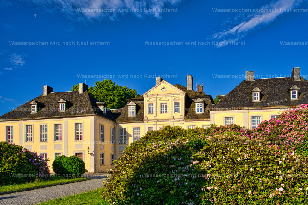 Herrnhut - Vogtshof | Der Vogtshof in Herrnhut ist ein historisches Gebäudeensemble und zählt zu den prägenden Bauwerken der Stadt. Mit seiner charakteristischen Architektur vermittelt er einen besonderen Eindruck von der Geschichte und Atmosphäre Herrnhuts. Herrnhut ist eine Stadt im sächsischen Landkreis Görlitz in der Oberlausitz. Zentral zwischen den Städten Löbau und Zittau gelegen, ist sie als Gründungsort der Herrnhuter Brüdergemeine, durch die Produktion der Herrnhuter Sterne und internationale Missionsarbeit bekannt. - Realisiert mit Pictrs.com