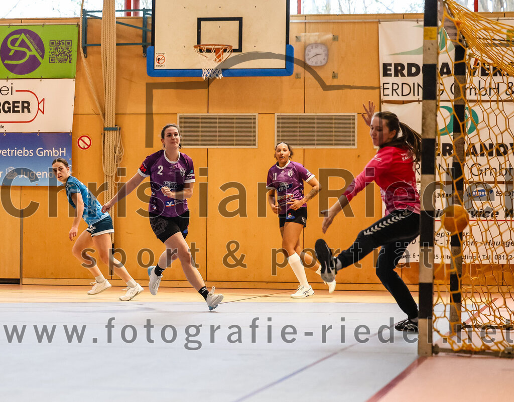 2024-03-09_020_SpVgg_Altenerding_gegen_Eintracht_Dachau-Karlsfeld | Erding, Deutschland, 09.03.2024:
Handball, Bezirksoberliga Frauen Altbayern 2023 / 2024, 17. Spieltag, SpVgg Altenerding gegen Eintracht Dachau-Karlsfeld, Endergebnis: 26:25

Janina Konrad (SpVgg Altenerding, #2), Nikayla Alston (SpVgg Altenerding, #11), Torfrau Sara Hohmann (TSV Eintracht Karlsfeld, #1)

Foto: Christian Riedel / fotografie-riedel.net