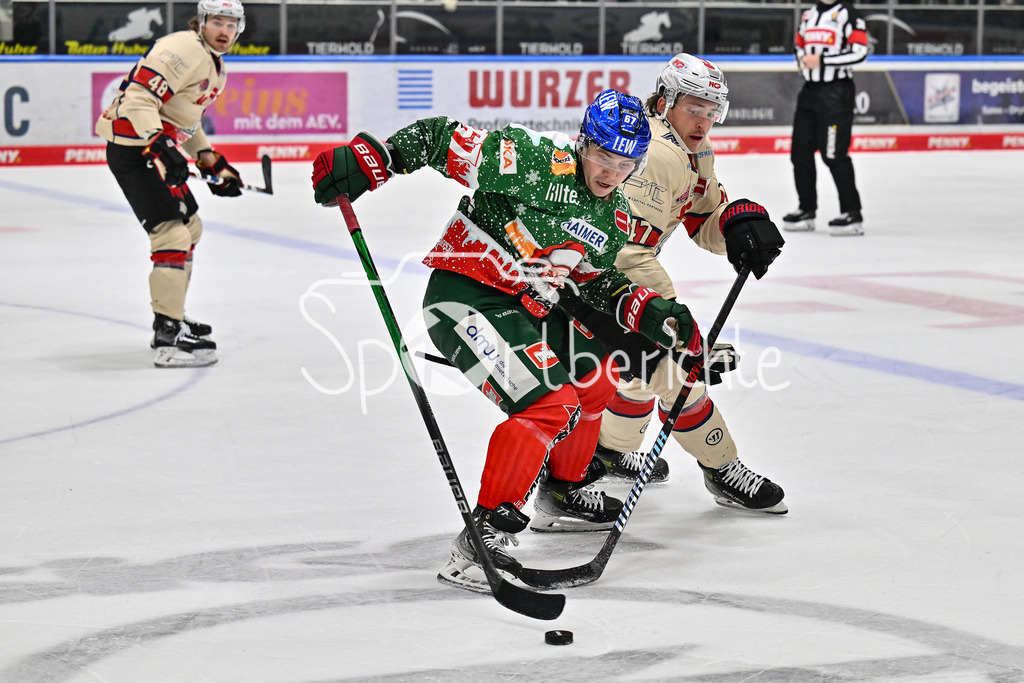 Augsburger Panther - Nürnberg Ice Tigers | im Duell Florian ELIAS (Augsburger Panther #67) und Owen HEADRICK (Nürnberg Ice Tigers #47) / ZWeikampf / DEL: Augsburger Panther - Nuernberg Ice Tigers, Curt Frenzel Stadion am 06.12.2024