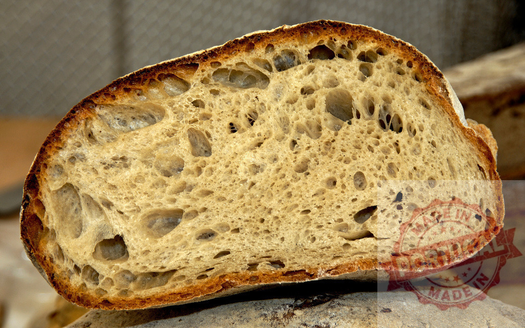 Sourdough bread slice showing texture and crispy crust | Sourdough bread slice displaying open crumb structure and dark, crispy crust - Realisiert mit Pictrs.com