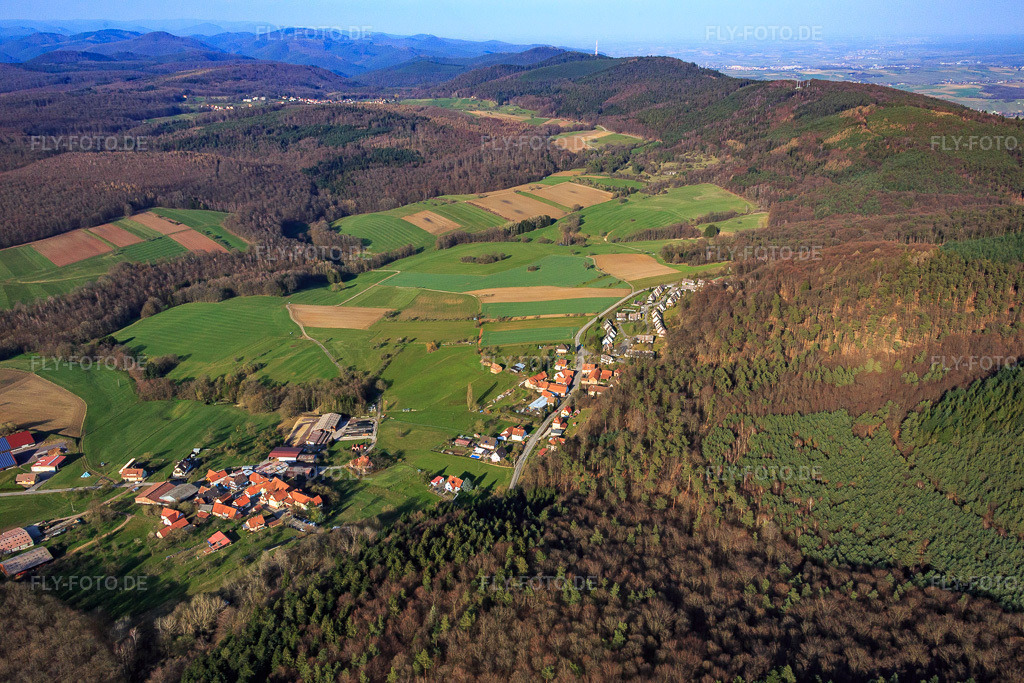 Luftbild: Ortsteil Les Châtaigniers in Lembach im Bundesland Bas-Rhin in Frankreich.Foto: IMG_086681.jpg vom 26.03.2016 durch Werner Riehm/FLY-FOTO.deAuflösung des Originals: 5472 x 3648 px