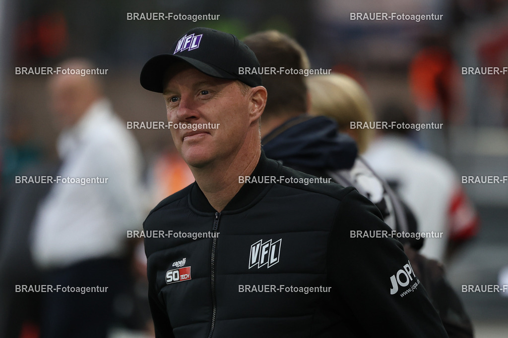 Rot-Weiss Essen - VFL Osnabrück | Essen, Deutschland, 17.09.2025 Timo Schultz (VFL Osnabrück) schautwährend des 3.Liga Spiels zwischen  Rot-Weiss Essen und VFL Osnabrück am 17.09.2025 im Stadion an der Hafenstraße in Essen. (Foto von Timo Bluhmki-Schmidt/Brauer Fotoagentur
