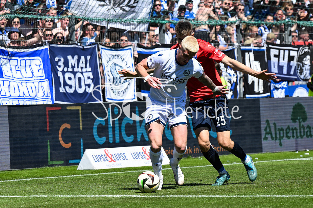 SpVgg Unterhaching - Arminia Bielefeld | im Duell Louis OPPIE (Arminia Bielefeld 4) und Lenn JASTREMSKI (UHG #25) / Zweikampf / 3. Liga: SpVgg Unterhaching - Arminia Bielefeld, Uhlsport Park am 11.05.2025