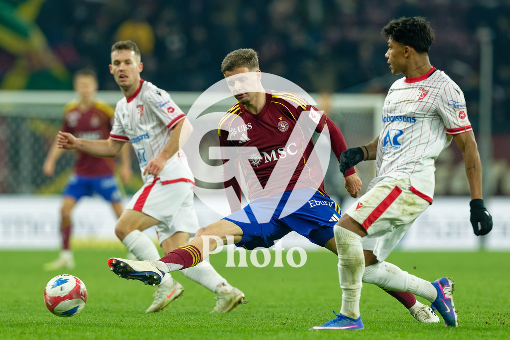 Brack Super League - Servette FC v FC Sion | Baltazar Costa (8 FC Sion) passes the ball under pressure of Teo Alix (34 Servette FC) during the Brack Super League match between Servette FC and FC Sion at Stade de Geneve in Geneva, Switzerland