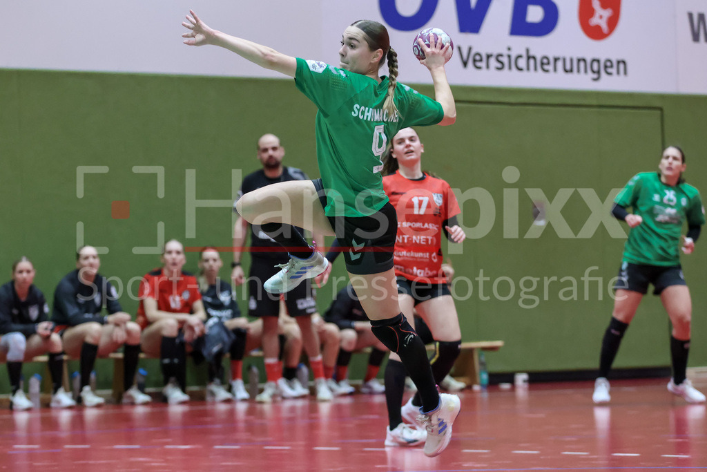 Handball, 2. Bundesliga Frauen, SV Werder Bremen - TG Nürtingen | v.li.: Luca Schumacher (SV Werder Bremen, 9) beim Wurf, am Ball, Spielszene, Aktion, Action