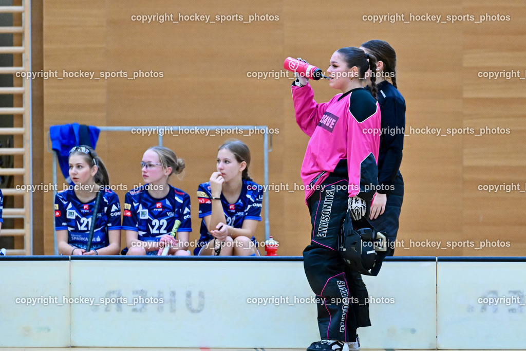 VSV Unihockey Damen vs. FCB München | #18 Lara Fuhrmann VSV Unihockey, #21 Anna-Sophie Hudej VSV Unihockey, #22 Robin Sonneveld VSV Unihockey, #27 Paula Bildstein VSV Unihockey, VSV Unihockey Damen vs. FCB München, VSV Unihockey Damen vs. FCB München am 24.01.2026 in Villach (Ballspielhalle St. Martin), Austria, (Photo by Bernd Stefan)