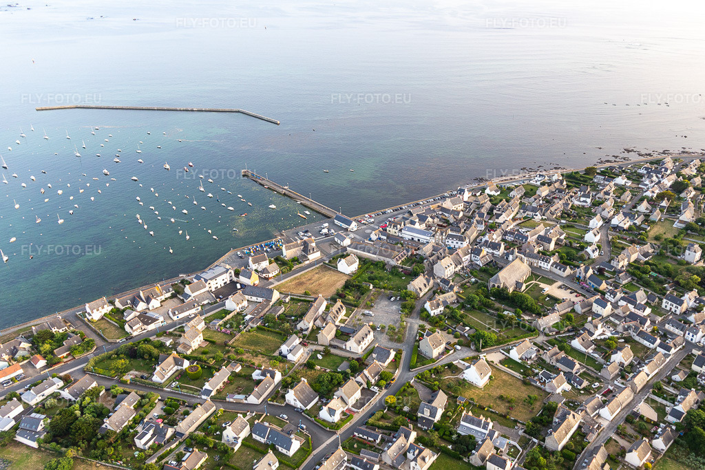Vue aérienne: Estacade de Kérity à le quartier Penmarc'h-Kerity in Penmarch dans le département Finistère, France. Photo: IMG_132631.jpg prise le 17/06/2022 par Werner Riehm/FLY-FOTO.eu – Résolution de l'original: 4662 x 3108 px