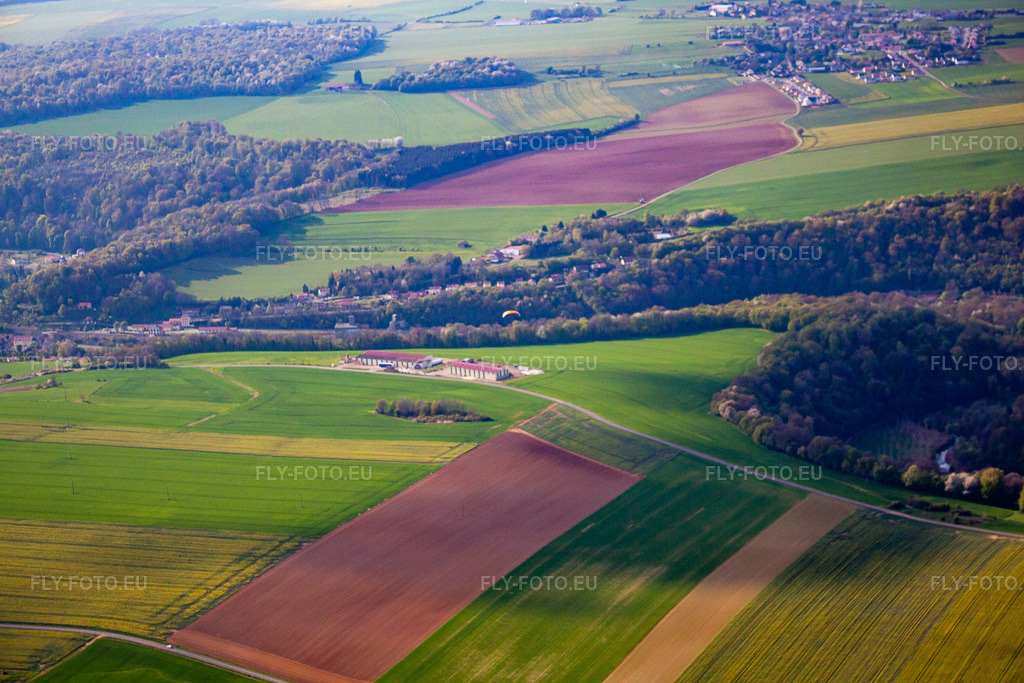 Vue aérienne: Vue de la ville à Cutry dans le département Meurthe et Moselle, France. Photo: IMG_39734.jpg prise le 16/04/2011 par Werner Riehm/FLY-FOTO.eu – Résolution de l'original: 4752 x 3168 px