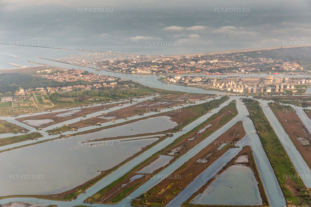 Vue aérienne: Lagune Pialassa Baiona sur la côte Adriatique à Marina di Ravenna en Émilie-Romagne à Ravenna dans le département Ravenna, Italie. Photo: IMG_087362.jpg prise le 05/04/2016 par Werner Riehm/FLY-FOTO.eu – Résolution de l'original: 5472 x 3648 px