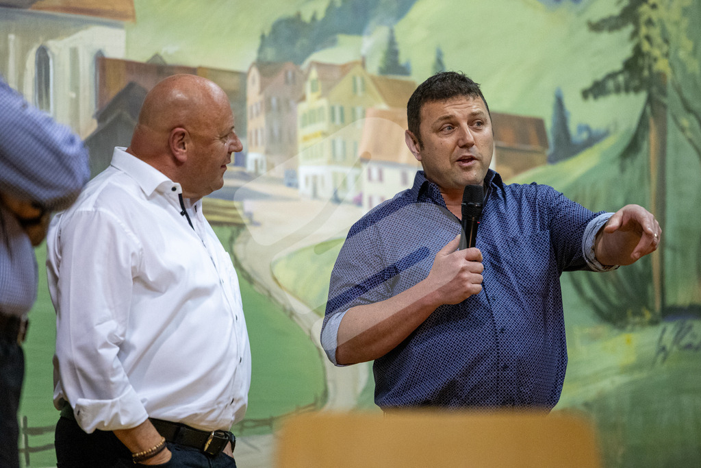 SKE100J_4815 | Die Schwinger des Schwyzer Kantonalen Schwingerverbandes: Fotos, die Dynamik und Leidenschaft festhalten, sowie emotionale Momente aus dem traditionellen Schwingsport zeigen. - Realisiert mit Pictrs.com