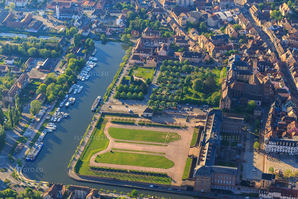 Vue aérienne: Château des Rohan et parc au Port de Saverne à Saverne dans le département Bas Rhin, France. Photo: IMG_145974.jpg prise le 01/05/2025 par Werner Riehm/FLY-FOTO.euRésolution de l'original: 4684 x 3123 pxCulture & patrimoine | Office de Tourisme du Pays de Saverne