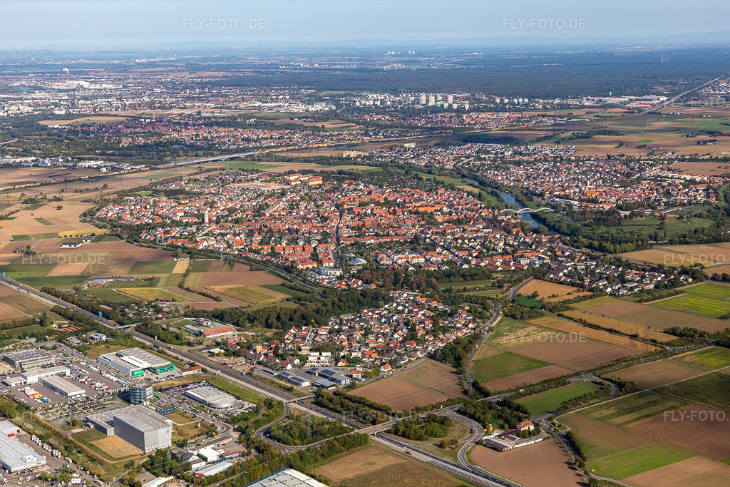 Luftbild: Ortskern Seckenheim am Uferbereich des Neckar - Flußverlaufes im Ortsteil Seckenheim in Mannheim im Bundesland Baden-Württemberg in Deutschland. Foto: IMG_122723.jpg vom 11.09.2020 durch Werner Riehm/FLY-FOTO.de
