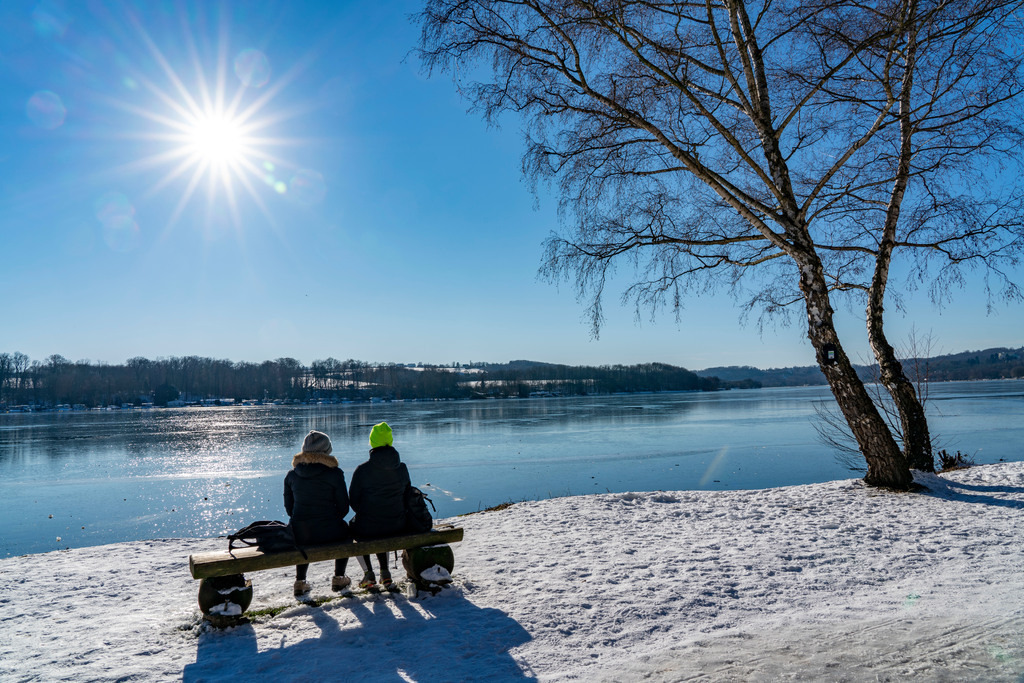 JT-210213 | Winter im Ruhrgebiet, Baldeneysee, verschneit, teils gefrorener See, Spaziergänger am Uferweg, Westufer, Essen, NRW, Deutschland,   - Realisiert mit Pictrs.com