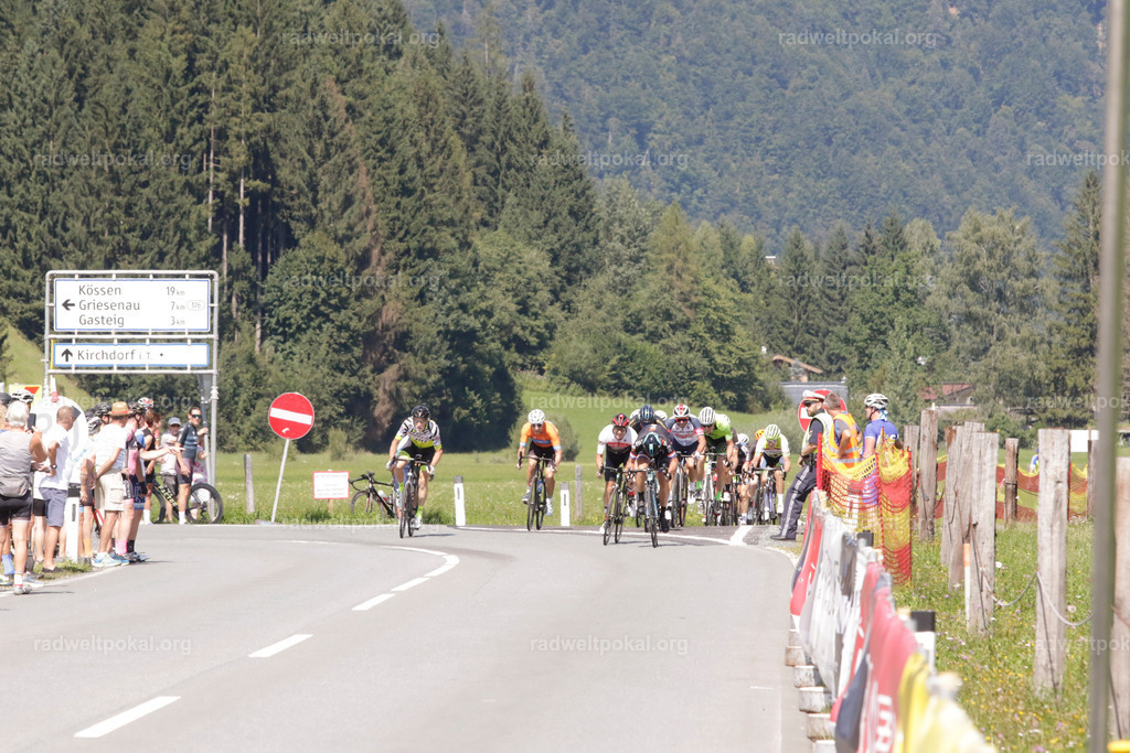 887_20230817_Bewerb_Maenner_Muehlanger | AUT - OESTERREICH, 2023-08-16: SPORT RENNRAD-FAHREN - 55. INTERNATIONALER RADWELTPOKAL IN ST. JOHANN IN TIROL  - Vintage-Radrennen mit WM-Bronze-Medaillen-Siegerin Christina Schweinberger, den Teilnehmer und Alexander Baumann (vom Orginastions-Team) - TAG 2 BEWERB MAENNER IN SECHS GRUPPEN  ; Foto: Roland Muehlanger