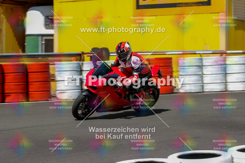 Moto-TeamOBK-21999 | Hier findet Ihr Bilder von Touristenfahrten auf der Nürburgring Nordschleife oder von anderen Veranstaltungen die ich besucht habe. Viel Spass beim Durch Schauen 