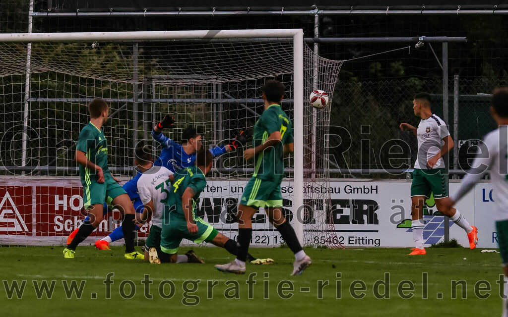 2023-09-01_050_FC_Schwaig_gegen_TSV_Gruenwald | Oberding, Deutschland, 01.09.2023:
Fußball, Landesliga Südost 2023 / 2024, 9. Spieltag, FC Schwaig gegen TSV Grünwald, Endergebnis: 3:1

Tobias Bartl (FC Schwaig, #37), Torwart Lukas Brandl (TSV Grünwald, #22), Markus Kreuzeder (TSV Grünwald, #4), Fabian Traub (TSV Grünwald, #17), Roman Mavdryk (FC Schwaig, #3)

Foto: Christian Riedel / fotografie-riedel.net