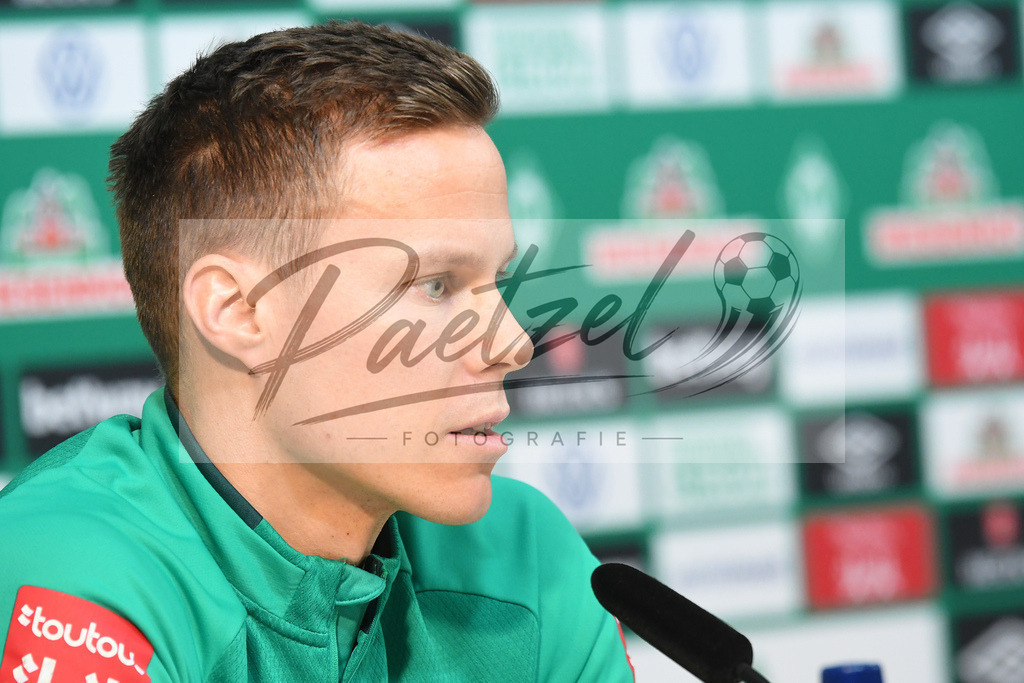 20200129_PKSVWB_0007 | Fußball, Herren: Niklas Moisander (SV Werder Bremen) schaut bei der Pressekonferenz des SV Werder Bremen am 29.01.2020 im wohninvest Weserstadion in Bremen, Deutschland.(Foto von Nico Paetzel) - Realisiert mit Pictrs.com