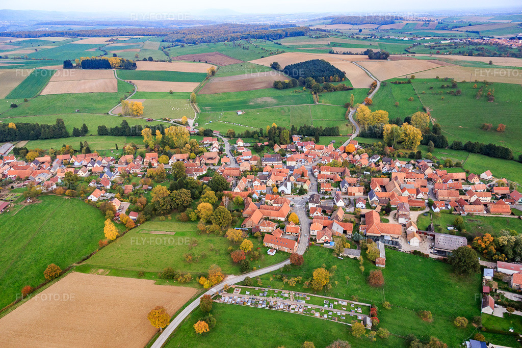 Luftbild: Ortsansicht von Westen in Mulhausen im Bundesland Bas-Rhin in Frankreich. – Foto: IMG_084824.jpg vom 24.10.2015 durch Werner Riehm/FLY-FOTO.de – Auflösung des Originals: 5472 x 3648 px