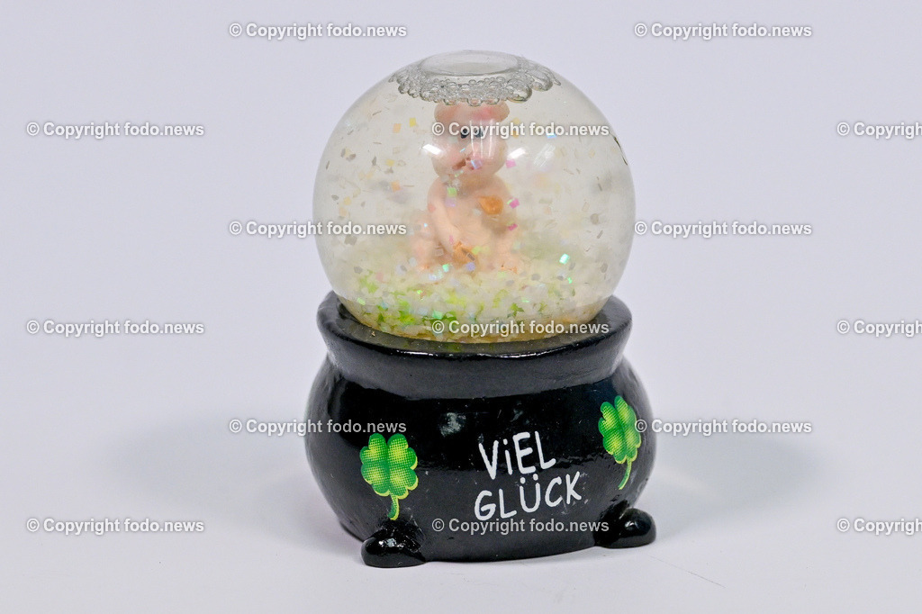 Gluecksbringer_ Silvester_ 27.12.2024-15 | 27.12.2024, Linz, AUT, Linz, Themenbilder im Bild Gluecksbringer, Glücksbringer, Gluecksymbole, Glücksymbole, Neujahr, Schwein, Pilz, Schwammerl, Rauchfangkehrer, Silvester, Jahreswechsel, Neujahr, Deko, Dekoration, Festlichkeit, Glückwunsch, Jahresbeginn, Party, Glueck, Tradition, Figur